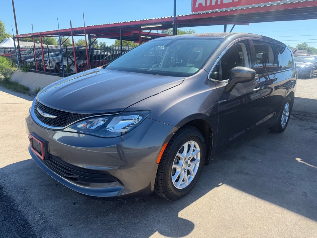 Used 2018 Chrysler Pacifica Touring FWD image 2