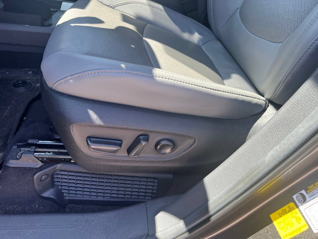 Used 2024 Toyota Sienna Limited FWD image 6