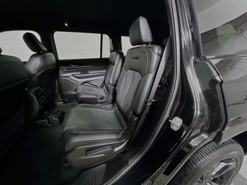 Used 2025 Jeep Grand Cherokee L Laredo image 29