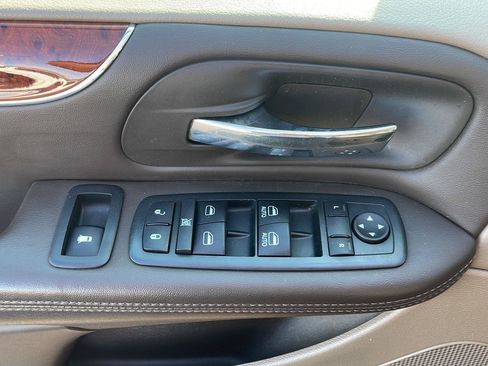 Used 2013 Chrysler Town & Country Touring-L w/ Driver Convenience Group FWD image 12