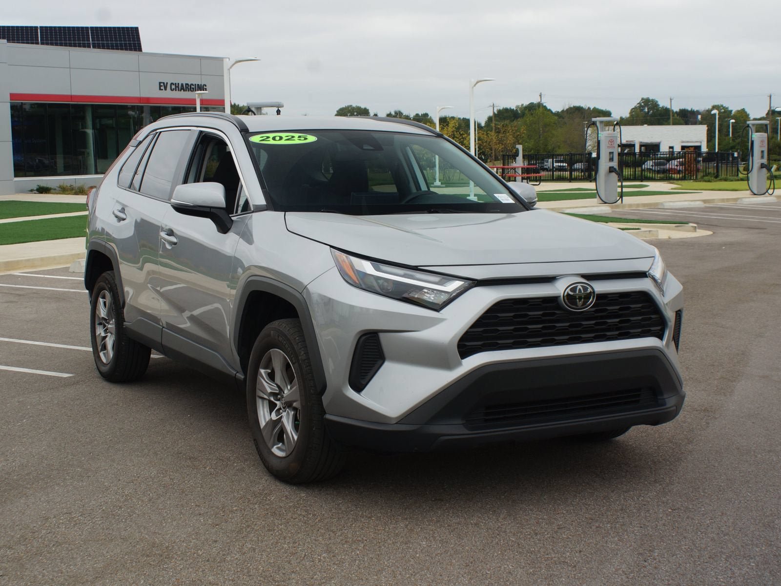 Used 2025 Toyota RAV4 XLE AWD/4WD image 2