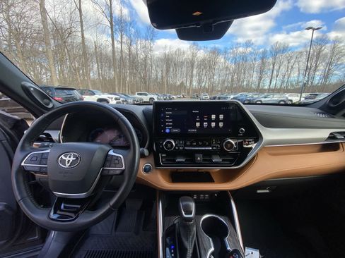 Certified 2025 Toyota Highlander Platinum image 24