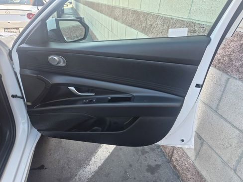 Used 2025 Hyundai Elantra SE w/ Cargo Package image 23