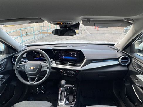 Used 2025 Chevrolet Trax LT image 32
