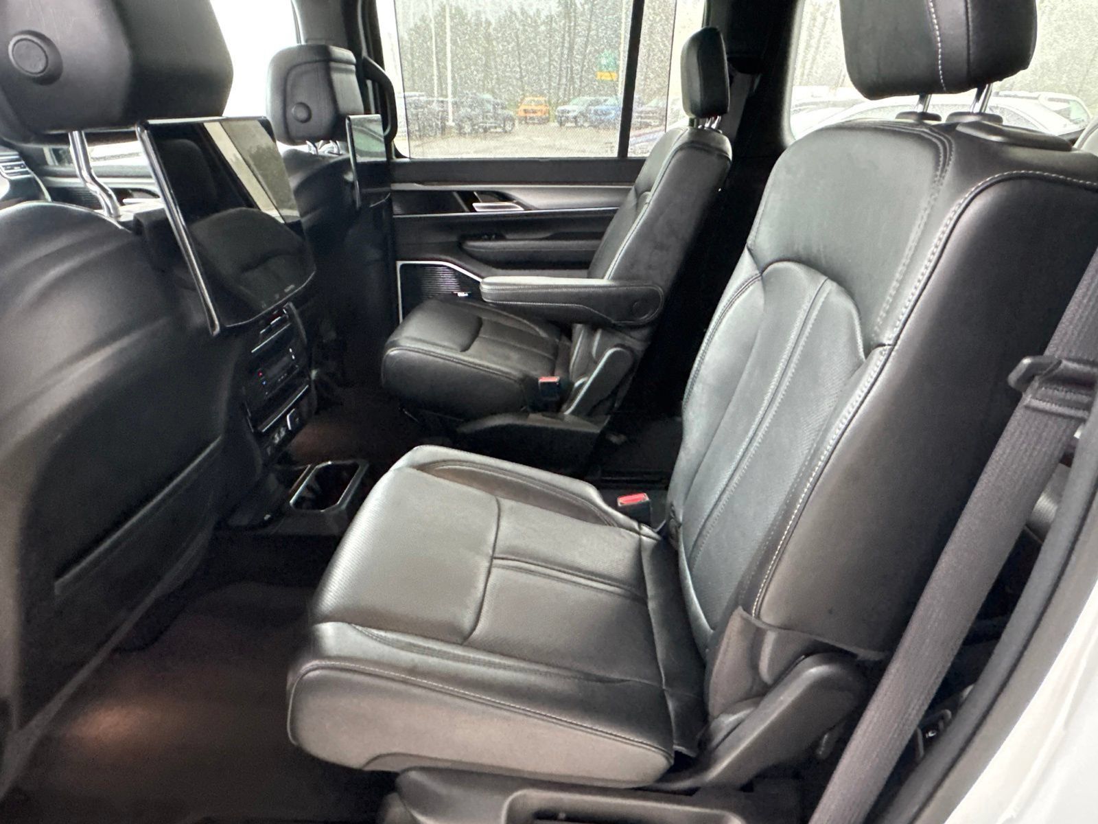 Used 2024 Jeep Wagoneer Series III w/ Premium Group I AWD/4WD image 38