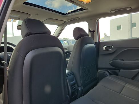 Used 2025 Hyundai Venue SEL FWD image 15