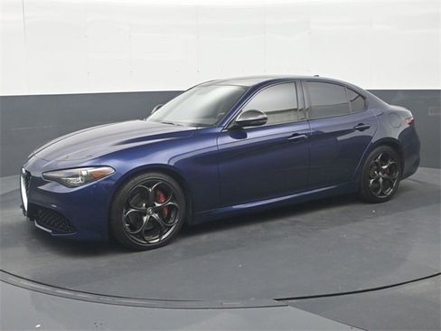 Used 2019 Alfa Romeo Giulia image 4