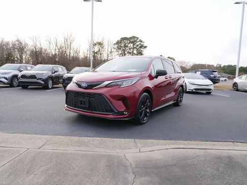 Used 2023 Toyota Sienna XSE image 8