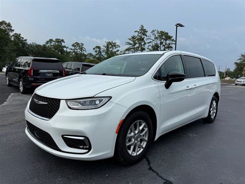 Used 2024 Chrysler Pacifica Touring-L FWD image 4