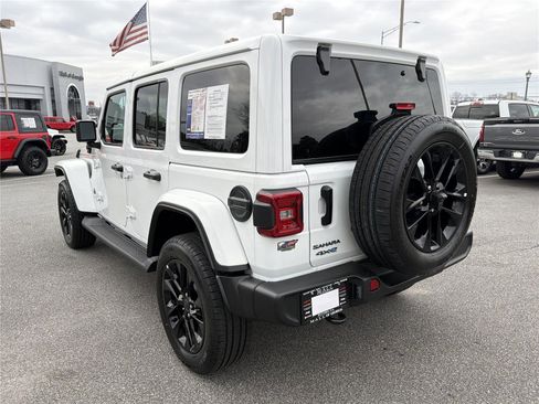 Used 2025 Jeep Wrangler Sahara image 8