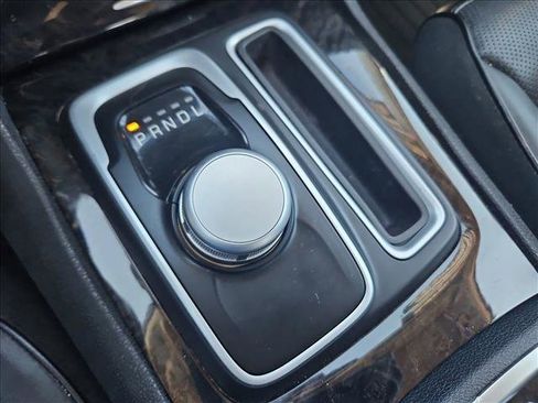 Used 2018 Chrysler 300 Limited image 12