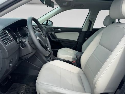 Used 2020 Volkswagen Tiguan SE w/ Panoramic Sunroof Package image 11