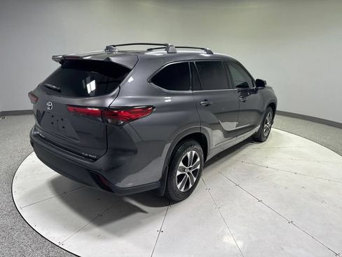Used 2022 Toyota Highlander XLE AWD/4WD image 5