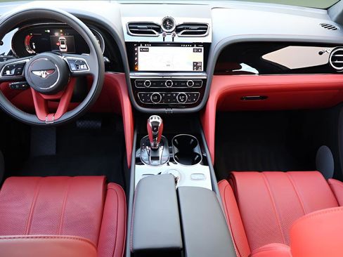 Used 2025 Bentley Bentayga AWD/4WD image 4