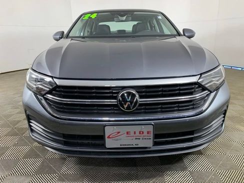 Used 2024 Volkswagen Jetta SE w/ Panoramic Sunroof Package FWD image 9