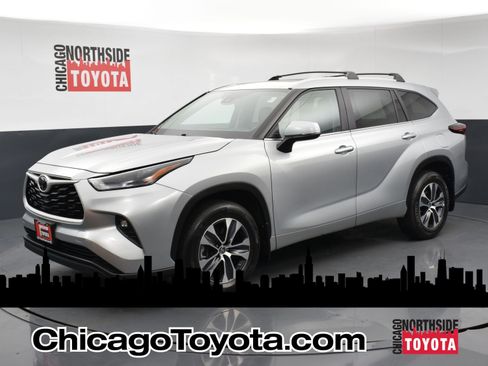 Used 2024 Toyota Highlander XLE AWD/4WD image 1