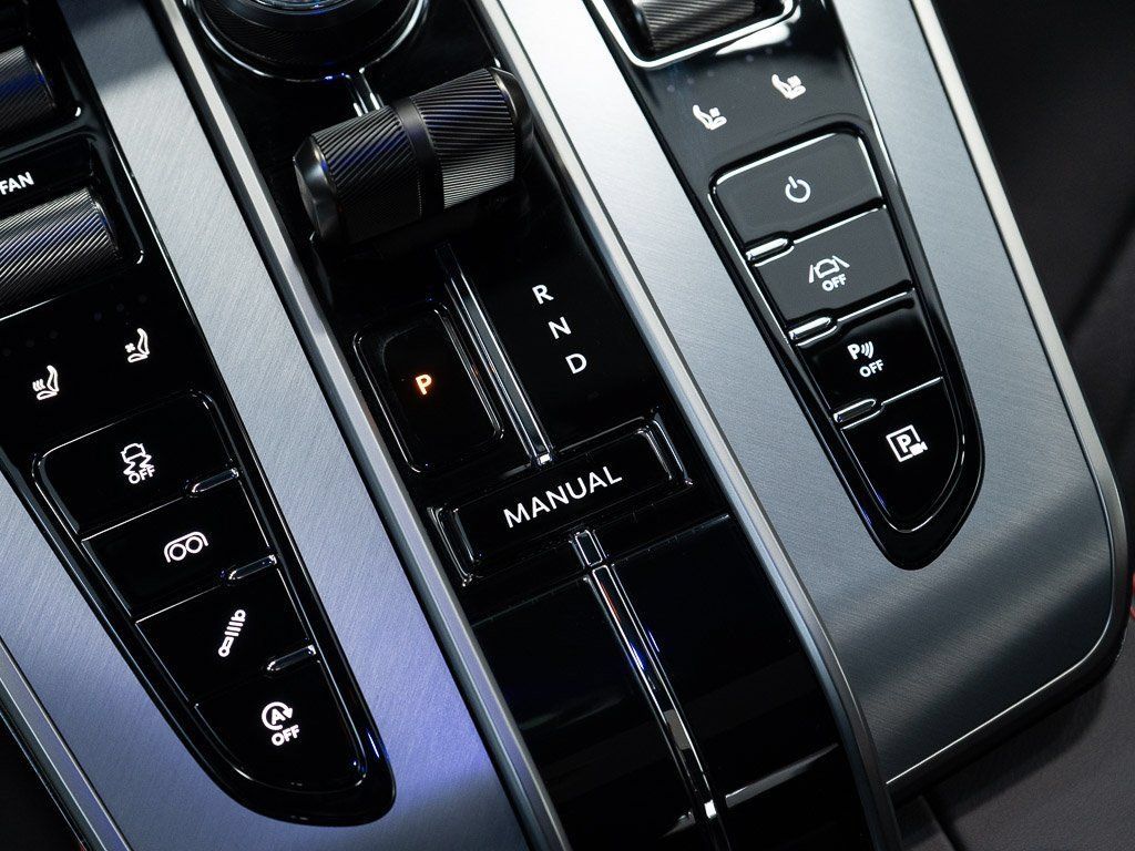 Used 2025 Aston Martin Vanquish RWD image 29