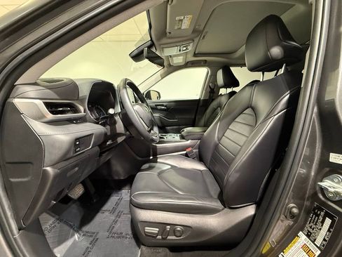 Used 2022 Toyota Highlander XLE image 13
