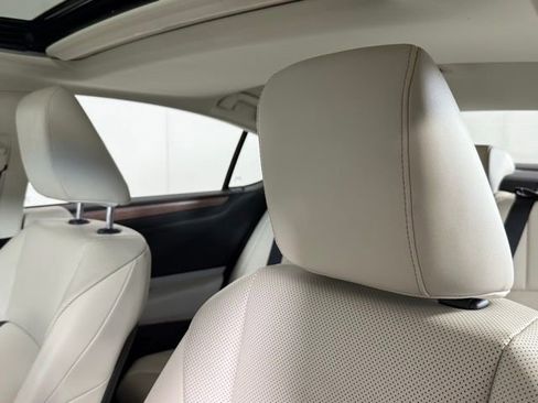 Used 2025 Lexus ES 300h w/ Premium Package image 15