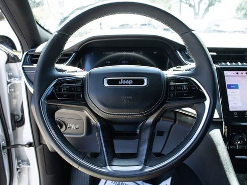 Used 2023 Jeep Grand Cherokee Overland w/ Luxury Tech Group IV AWD/4WD image 10