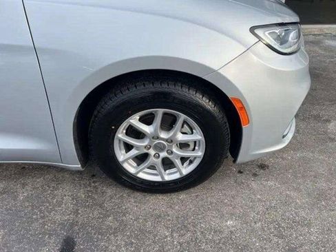 Used 2023 Chrysler Pacifica Touring-L image 15