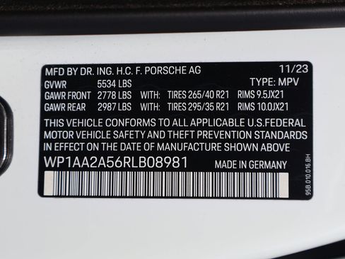 Used 2024 Porsche Macan AWD/4WD image 34