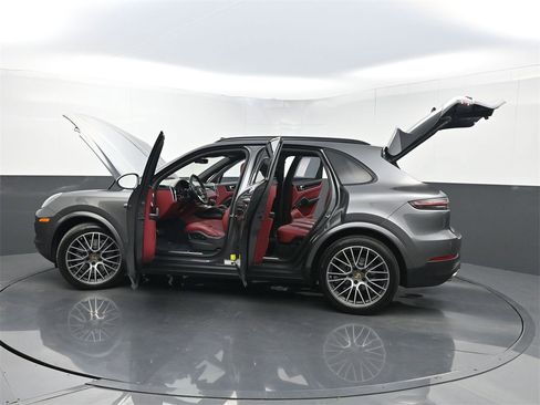 Used 2022 Porsche Cayenne S image 38
