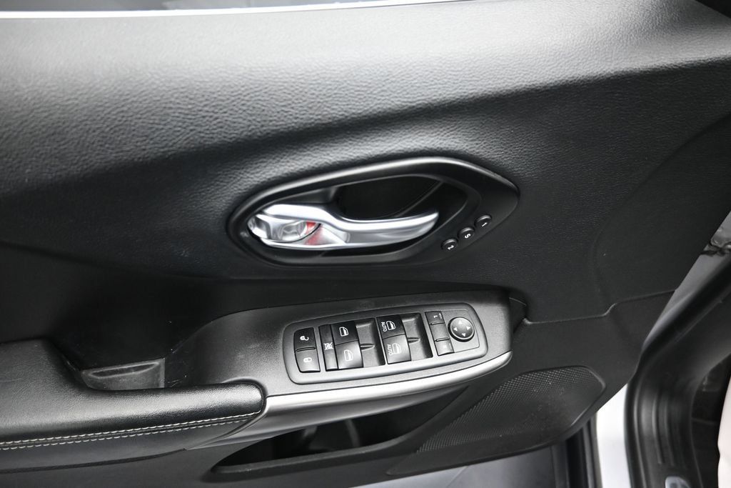 Used 2020 Jeep Cherokee Limited FWD image 10