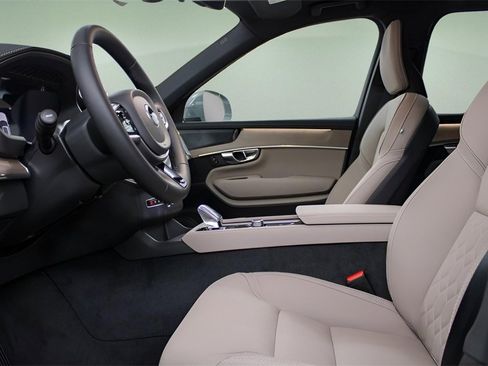 New 2026 Volvo XC90 B6 Plus w/ Protection Package Premier image 18