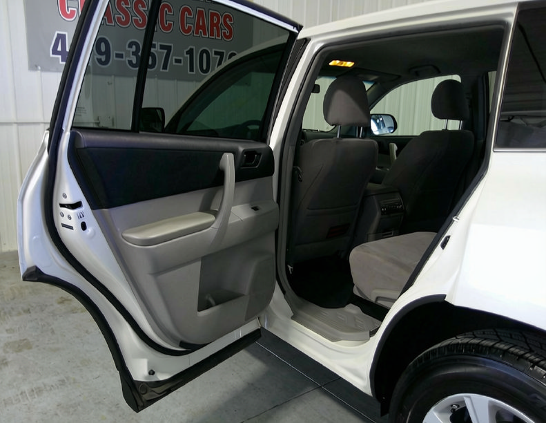 Used 2013 Toyota Highlander Plus FWD image 25