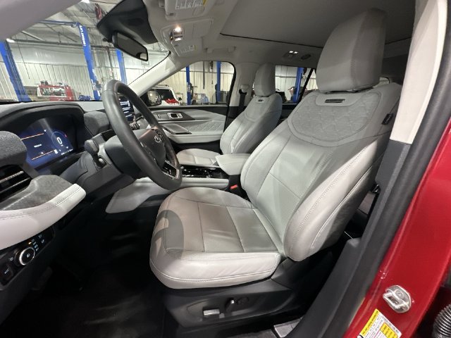 Used 2026 Ford Explorer Platinum w/ LUX Leather Package AWD/4WD image 17