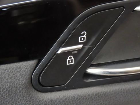 Certified 2025 Porsche Macan AWD/4WD image 37