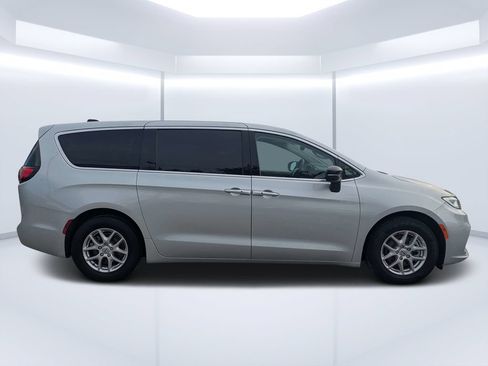 Used 2024 Chrysler Pacifica Touring-L FWD image 2