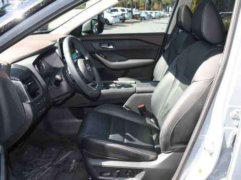 Used 2023 Nissan Rogue SL w/ SL Premium Package image 8