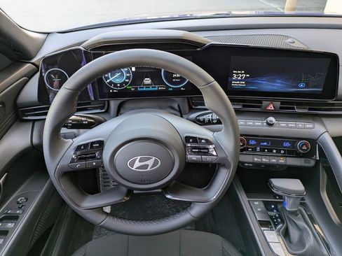New 2025 Hyundai Elantra SEL image 18