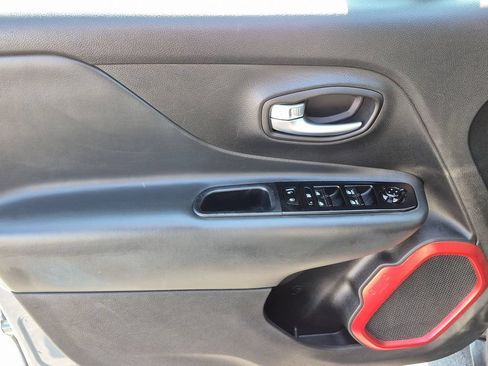 Used 2022 Jeep Renegade Trailhawk AWD/4WD image 12
