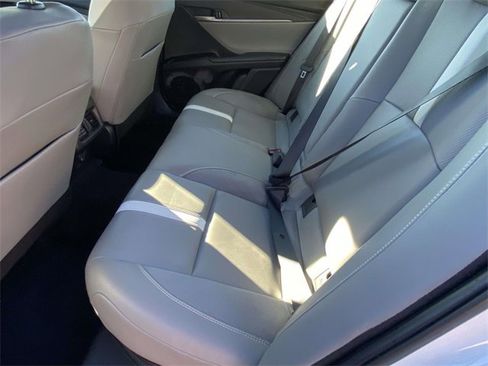 Used 2025 Toyota Camry SE image 11