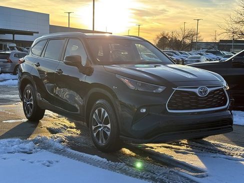 Used 2023 Toyota Highlander XLE image 1