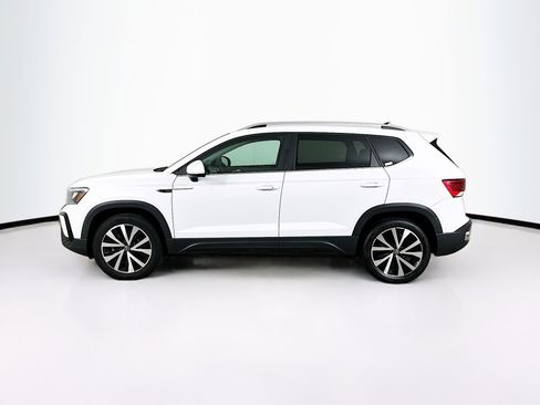 Used 2024 Volkswagen Taos SE image 4