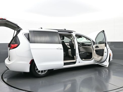 Used 2022 Chrysler Pacifica Touring-L image 43