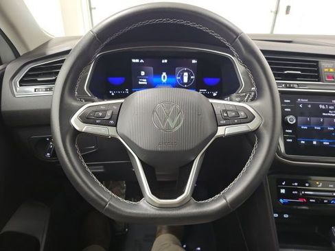 Used 2023 Volkswagen Tiguan SE w/ Panoramic Sunroof Package AWD/4WD image 18