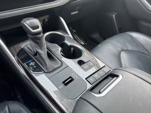 Used 2021 Toyota Highlander Limited image 24