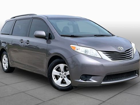 Used 2015 Toyota Sienna LE image 2