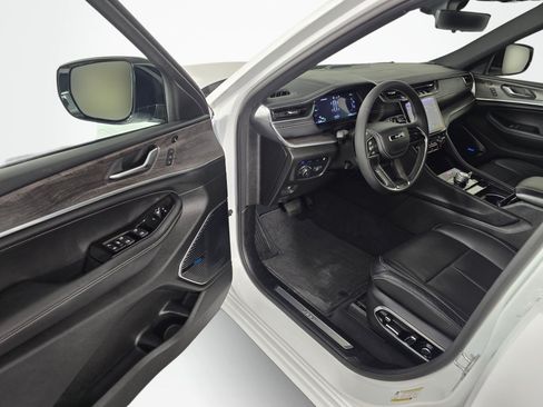 Used 2022 Jeep Grand Cherokee Overland w/ Luxury Tech Group IV AWD/4WD image 24