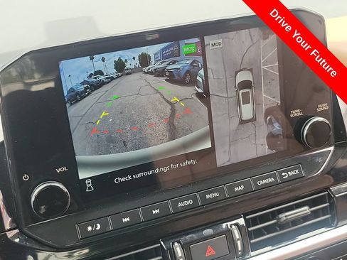 Used 2025 Nissan Pathfinder Platinum FWD image 11