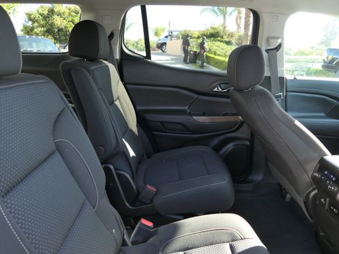 Used 2023 GMC Acadia SLE w/ Driver Convenience Package FWD image 25