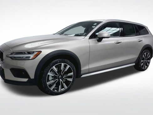 New 2026 Volvo V60 B5 Cross Country Ultra w/ Protection Package Premier image 18