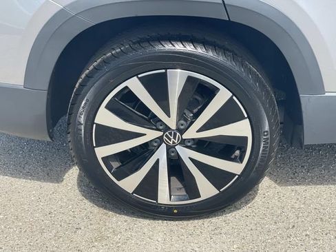 Certified 2022 Volkswagen Taos SE FWD image 30