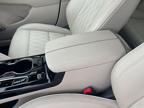 Used 2023 Buick Envision Avenir AWD/4WD image 20