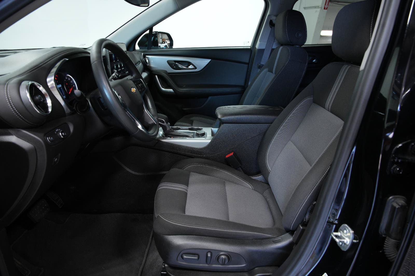 Used 2025 Chevrolet Blazer LT AWD/4WD image 34